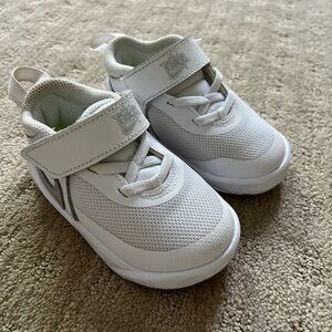 Nike team hustle white sneaker . Size 7c